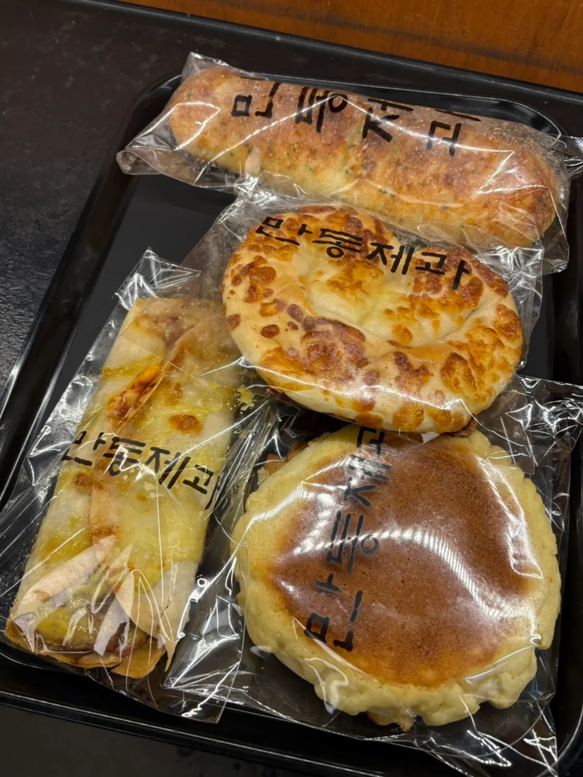 Signature photo of takeaway bread from Mandong Jegwa Yeonnam Branch