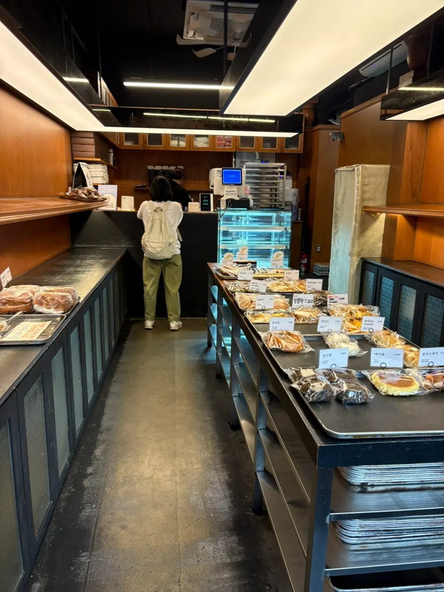 Bread display inside Mandong Jegwa Yeonnam Branch