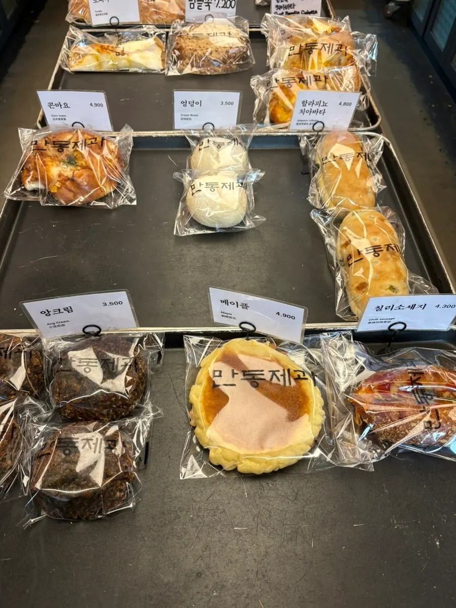 Bread display menu at Mandong Jegwa