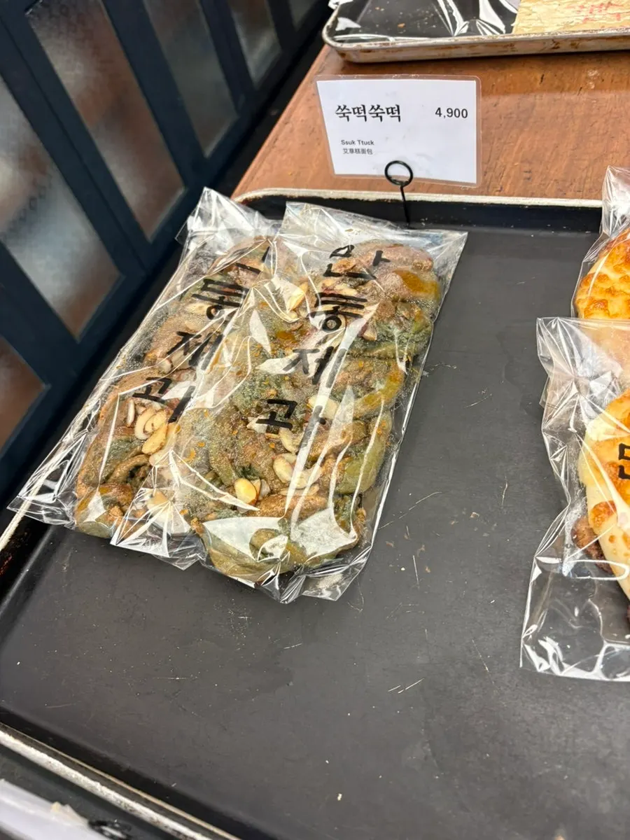 Breads inside the Mandong Jegwa display case