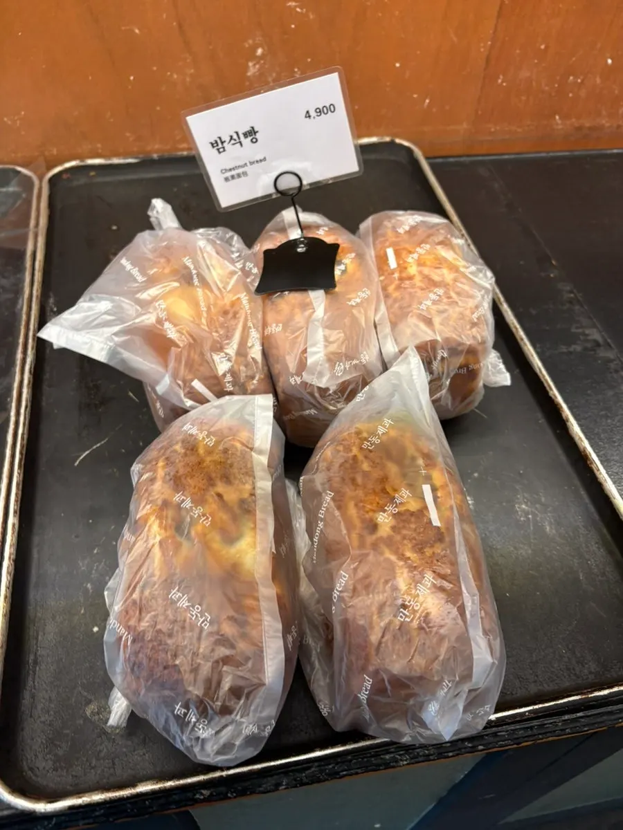 Bread menu in the Mandong Jegwa display case