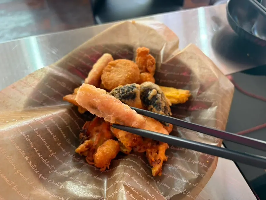 可見海苔捲與日式煎餃的綜合炸物