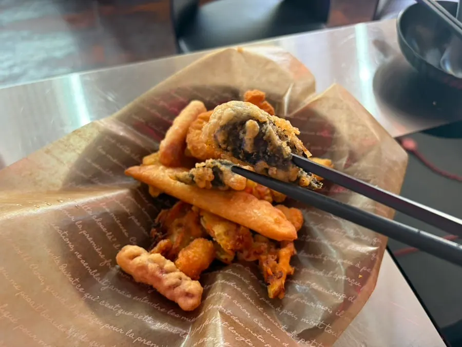 配冰塊杯上桌的可樂