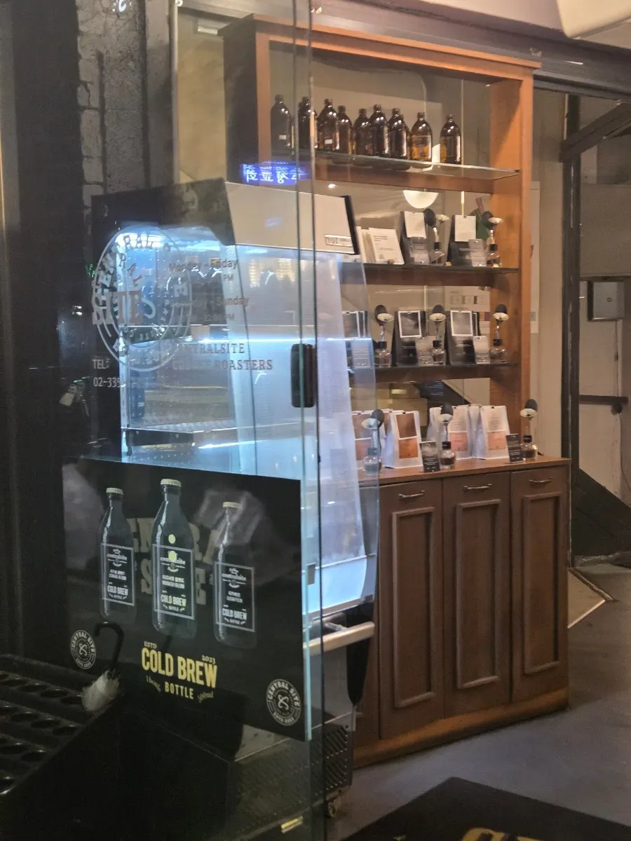 Yeonnam-dong café with a late-night date atmosphere