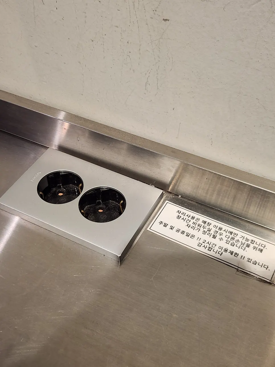 녹녹 1층 안쪽 긴 테이블 좌석