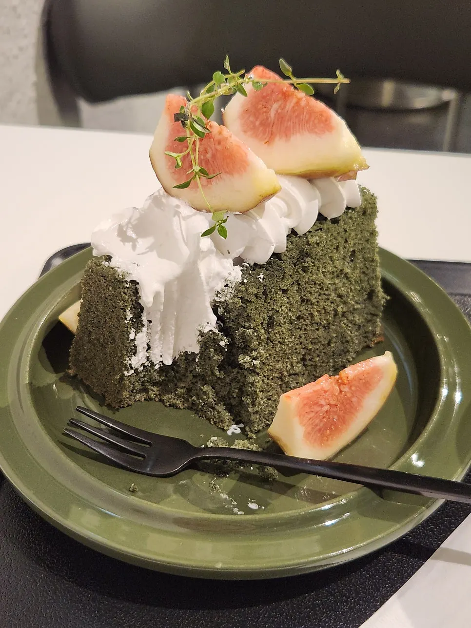 꿀이 뿌려진 쑥 쉬폰산도 단면