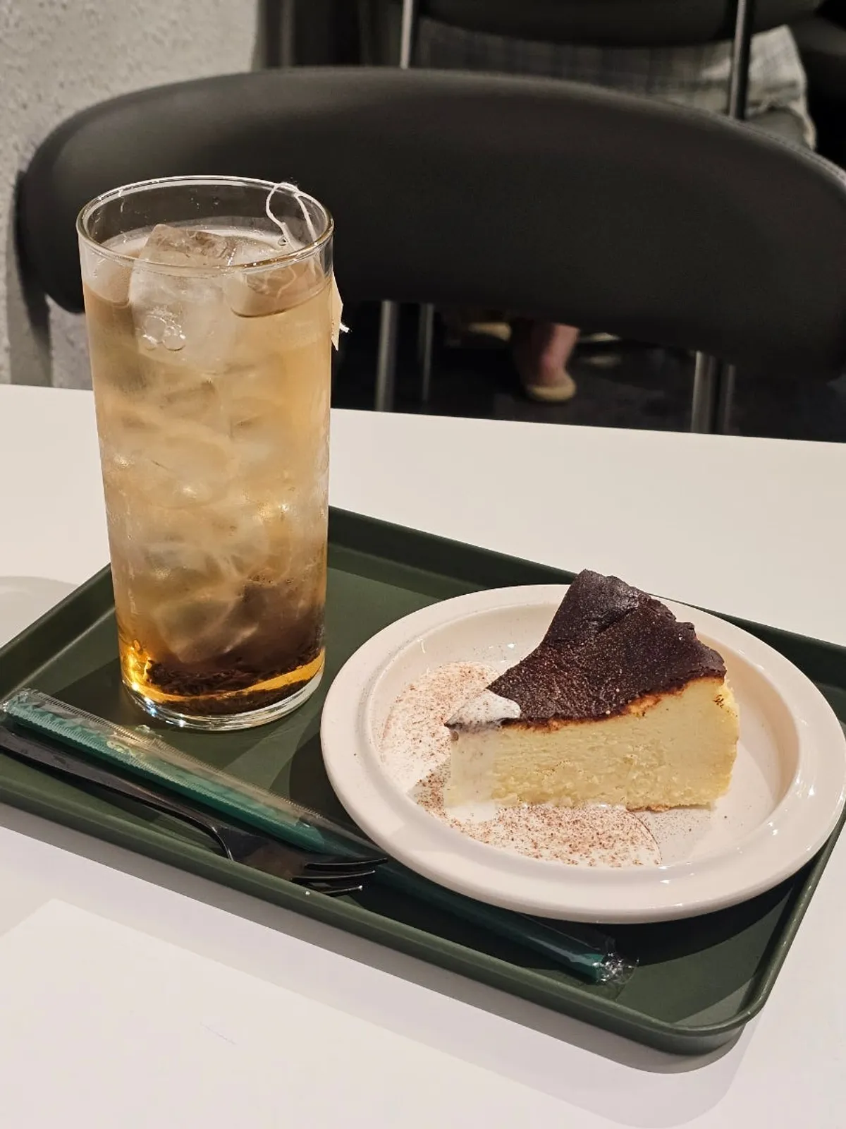 얼그레이티와 바스크치즈케이크 한 상