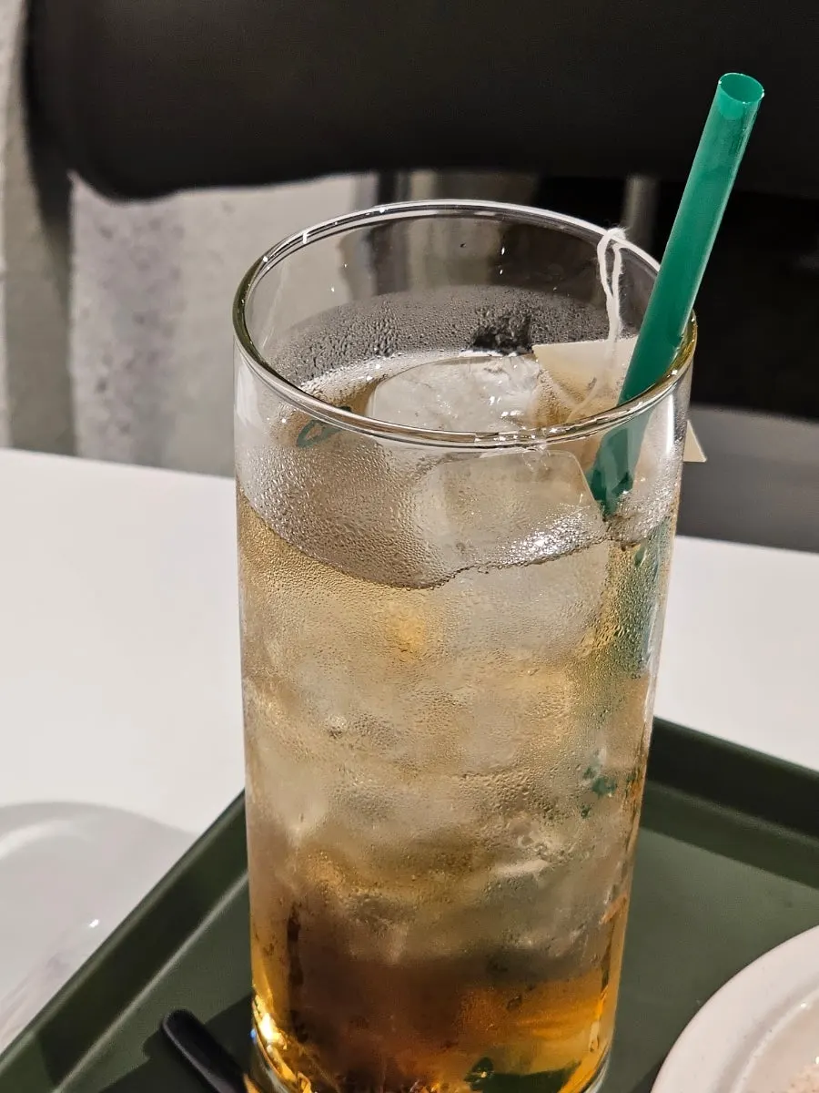 시원한 얼그레이티 한 잔