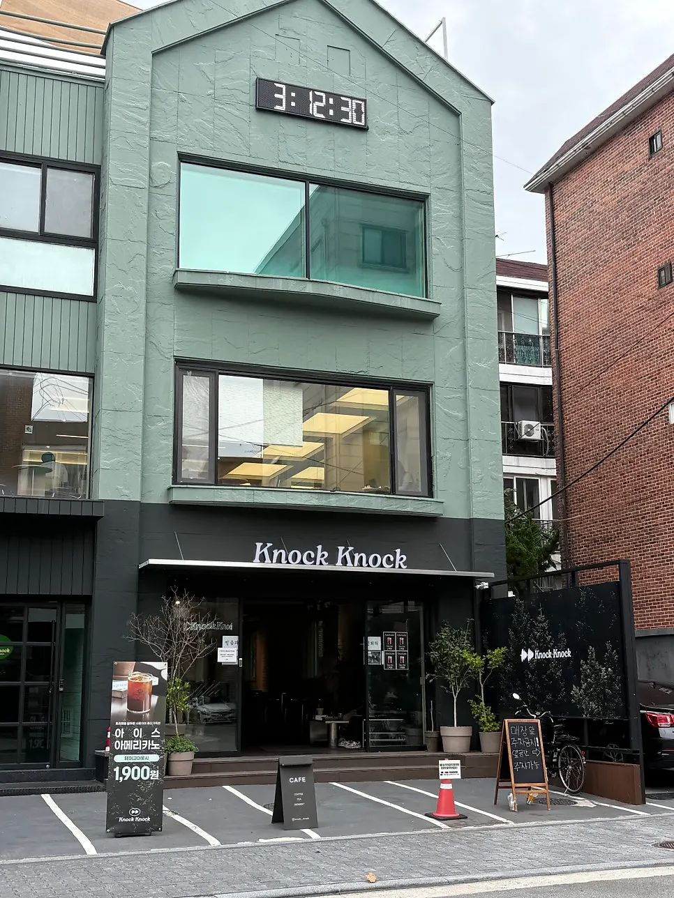 Exterior of the Noknok building on the Yeonnam-dong café street