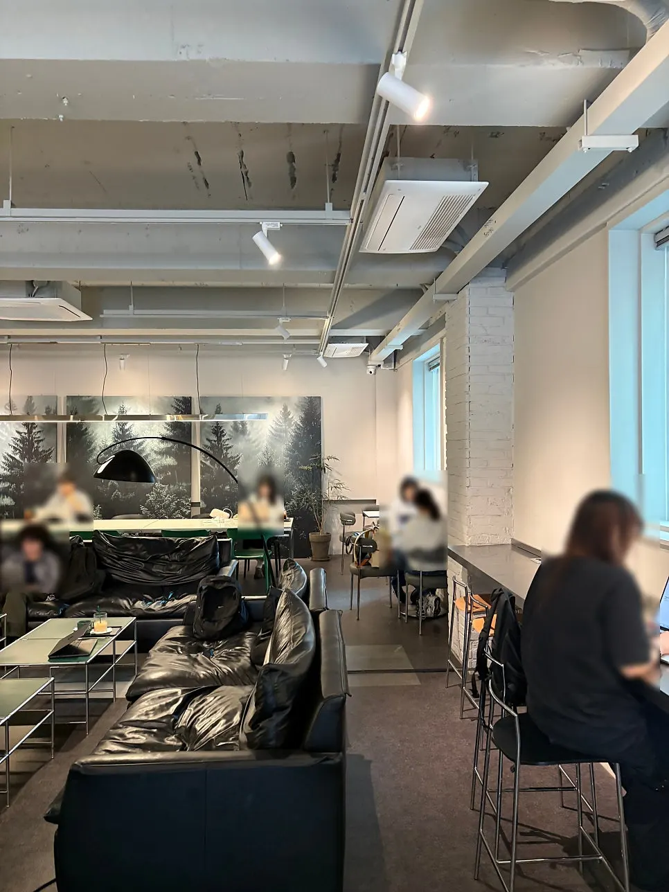 Tables and overall atmosphere of Noknok's 1st floor