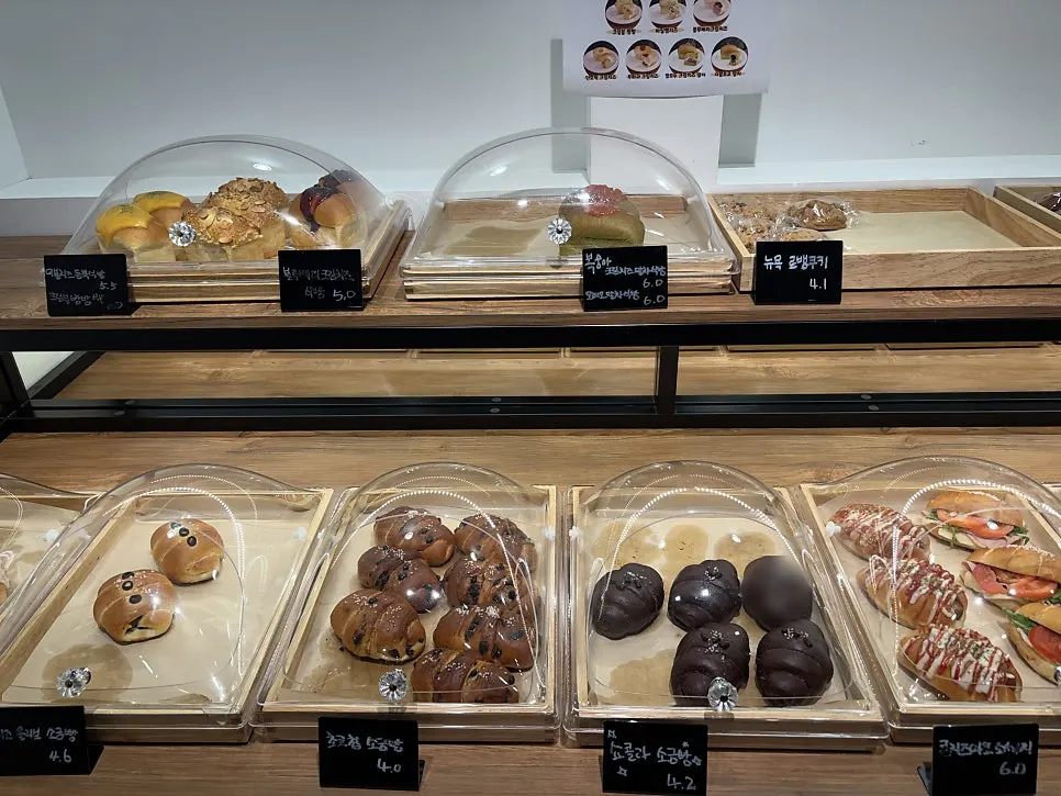 Cakes and desserts in Noknok's display case