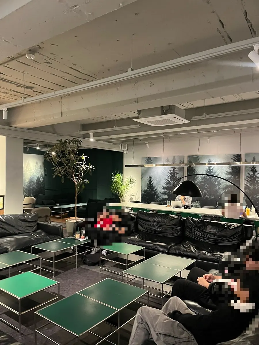 深綠一樓擺放大沙發的座位