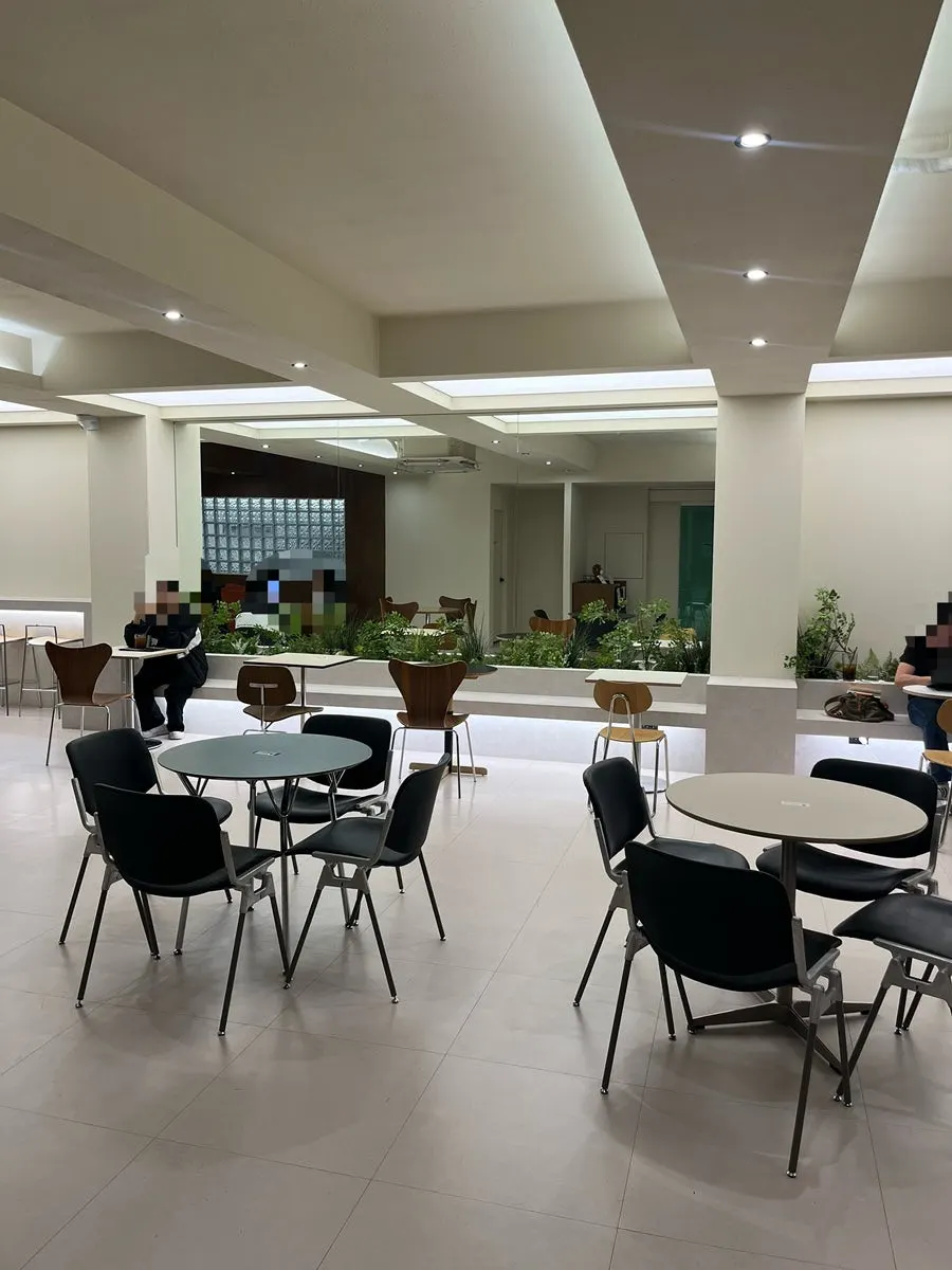 近拍深綠麵包展示架