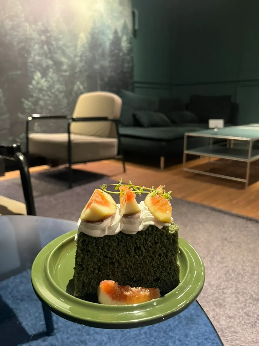一杯深綠冰美式咖啡