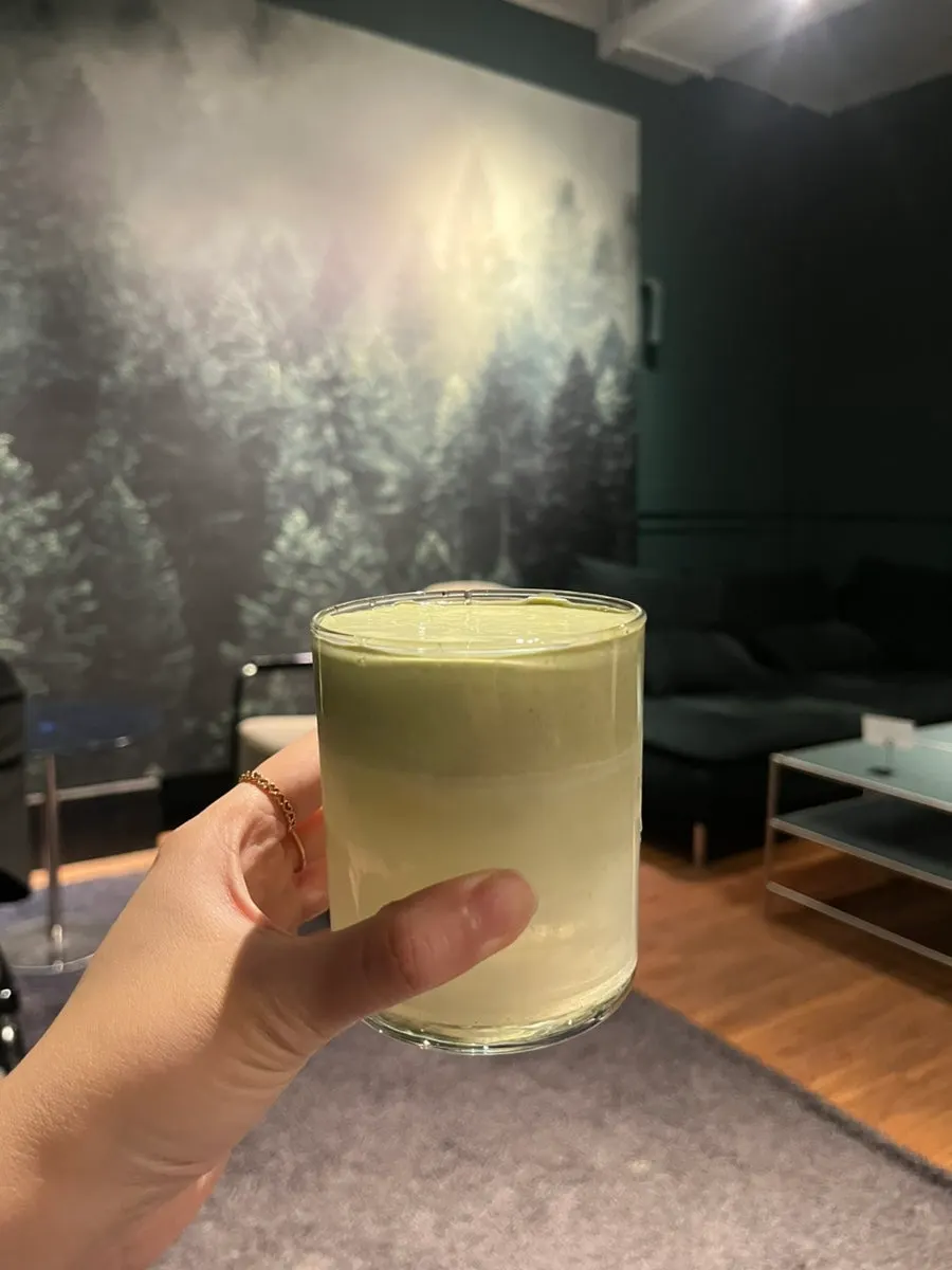 擺放無花果艾草戚風三明治與飲料的桌面