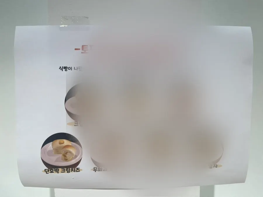 深綠抹茶拿鐵與無花果艾草戚風三明治並排放置
