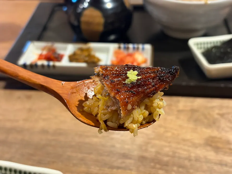 Sake chazuke eaten with seaweed