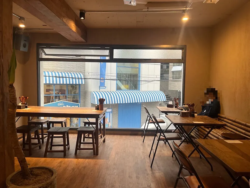 오차야 연남점 우드톤 내부