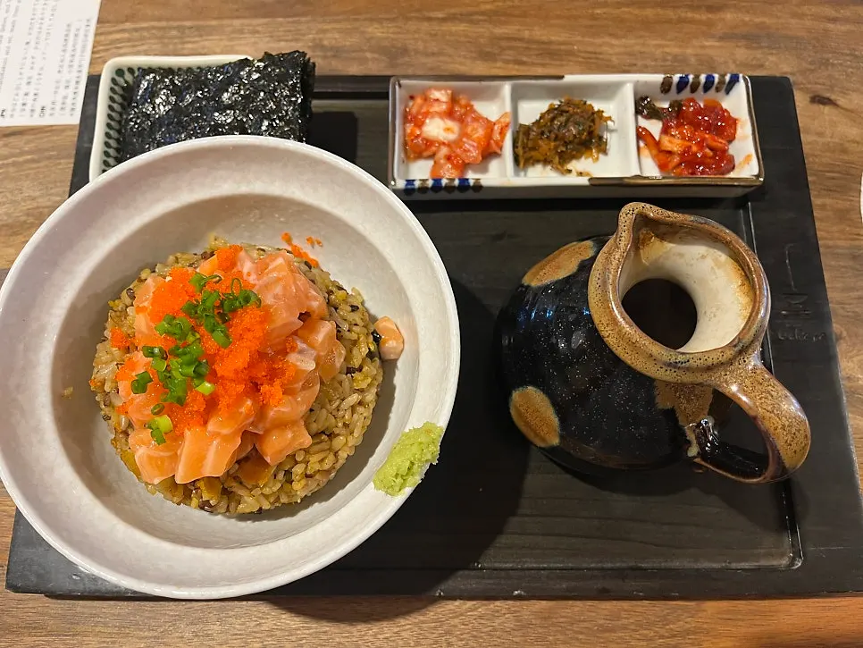 연어와 날치알을 올린 사케차즈케
