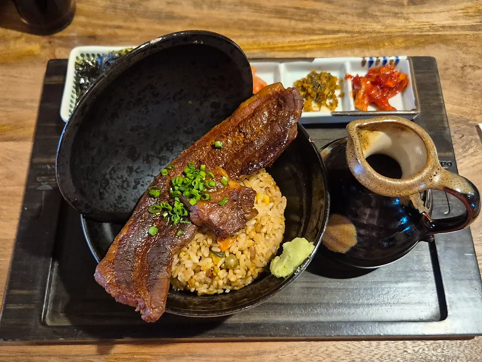 삼겹살 조림을 올린 부타노가쿠니 오차즈케