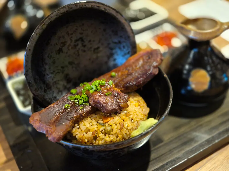 큼직한 삼겹살 조림과 밥