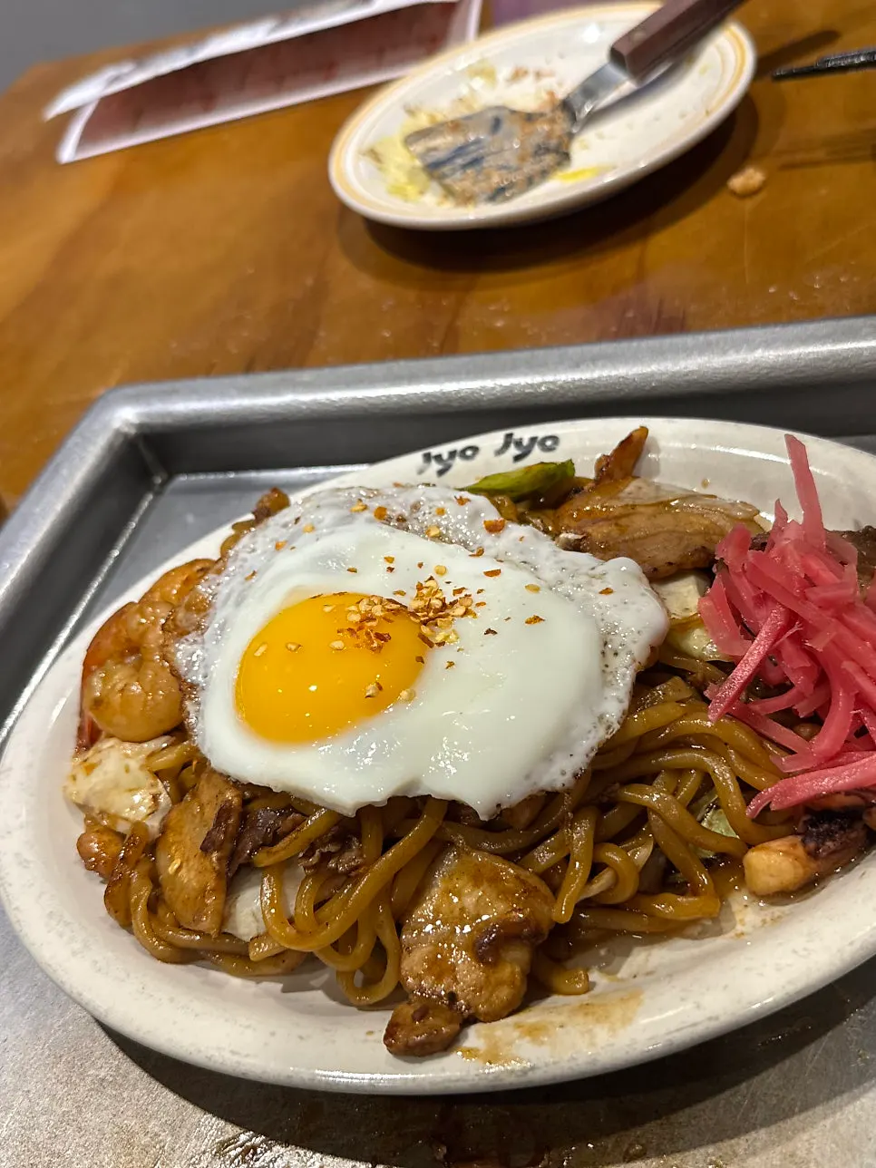 특제 소스로 볶은 매운맛 야끼소바