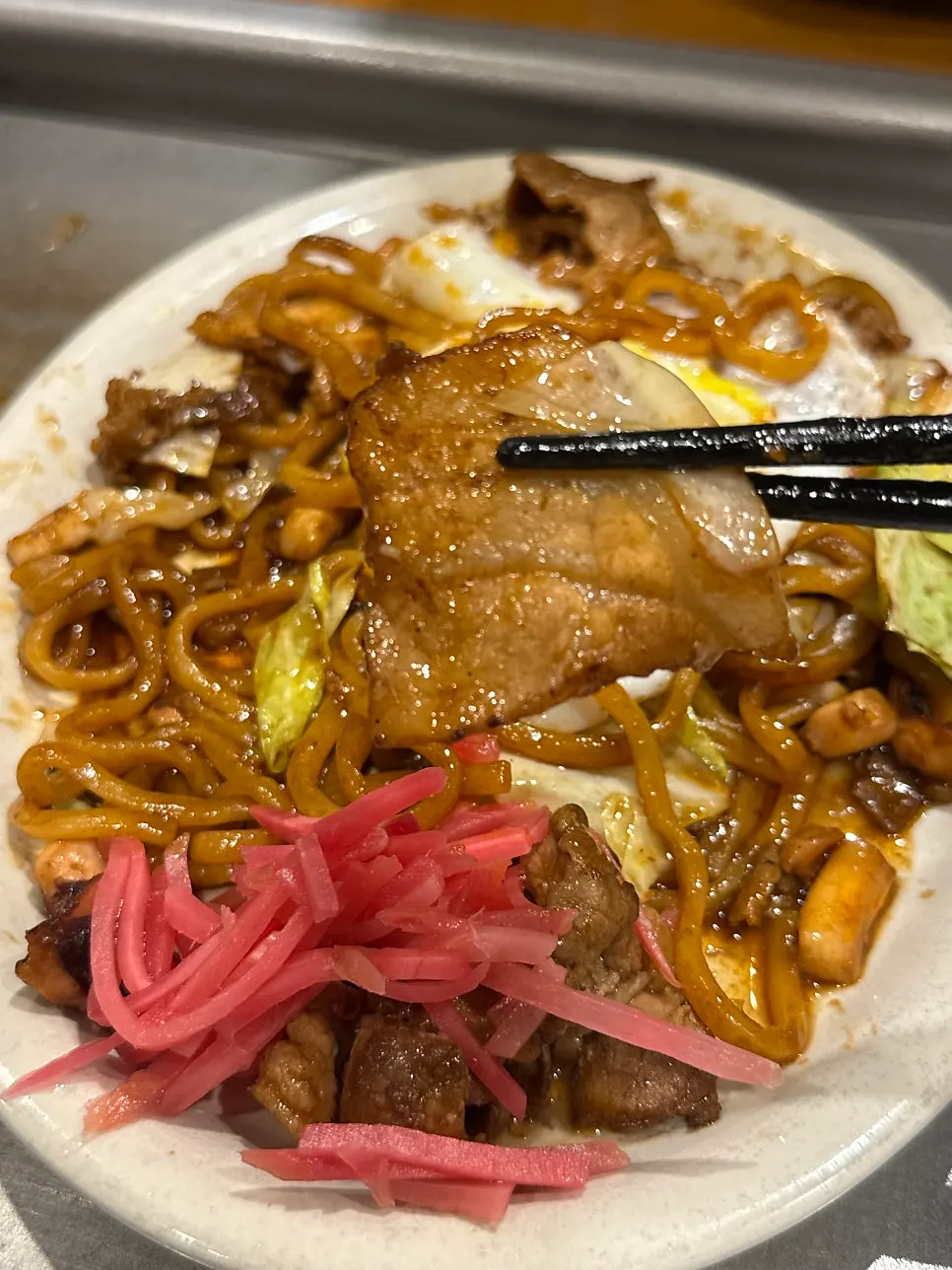 면을 집어 올린 카라이 야끼소바