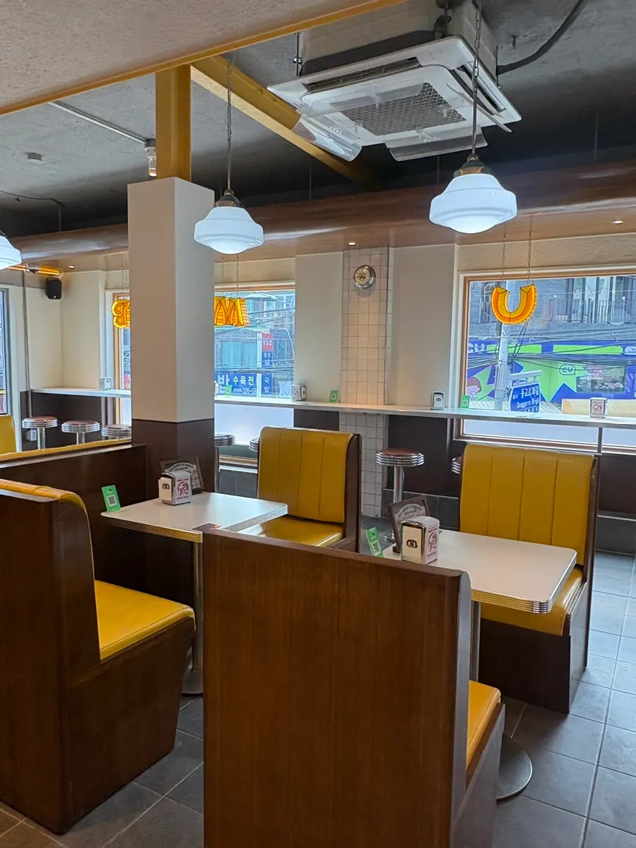 American burger joint-style interior of Deombeogeo Bonjeom