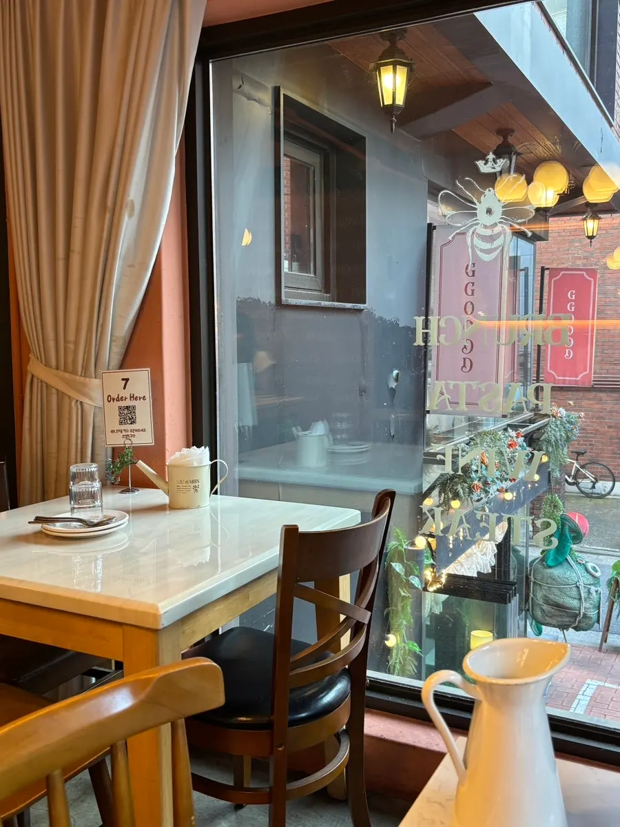 Warm lighting at Hôtel de Couture