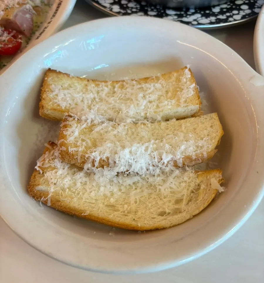Bread served with eggs in hell