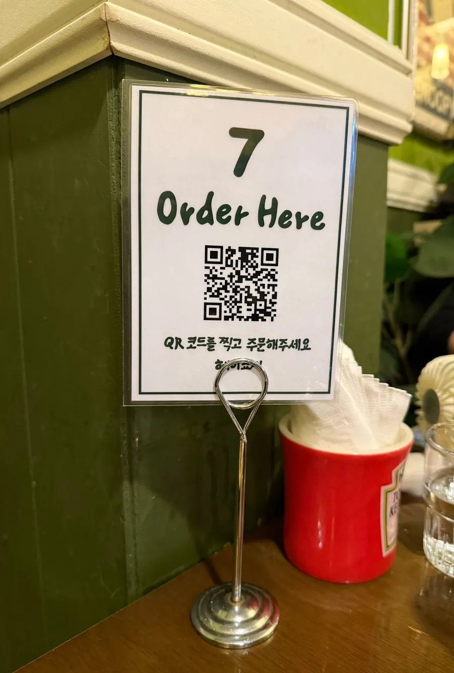 American home-style atmosphere at Hey Joji