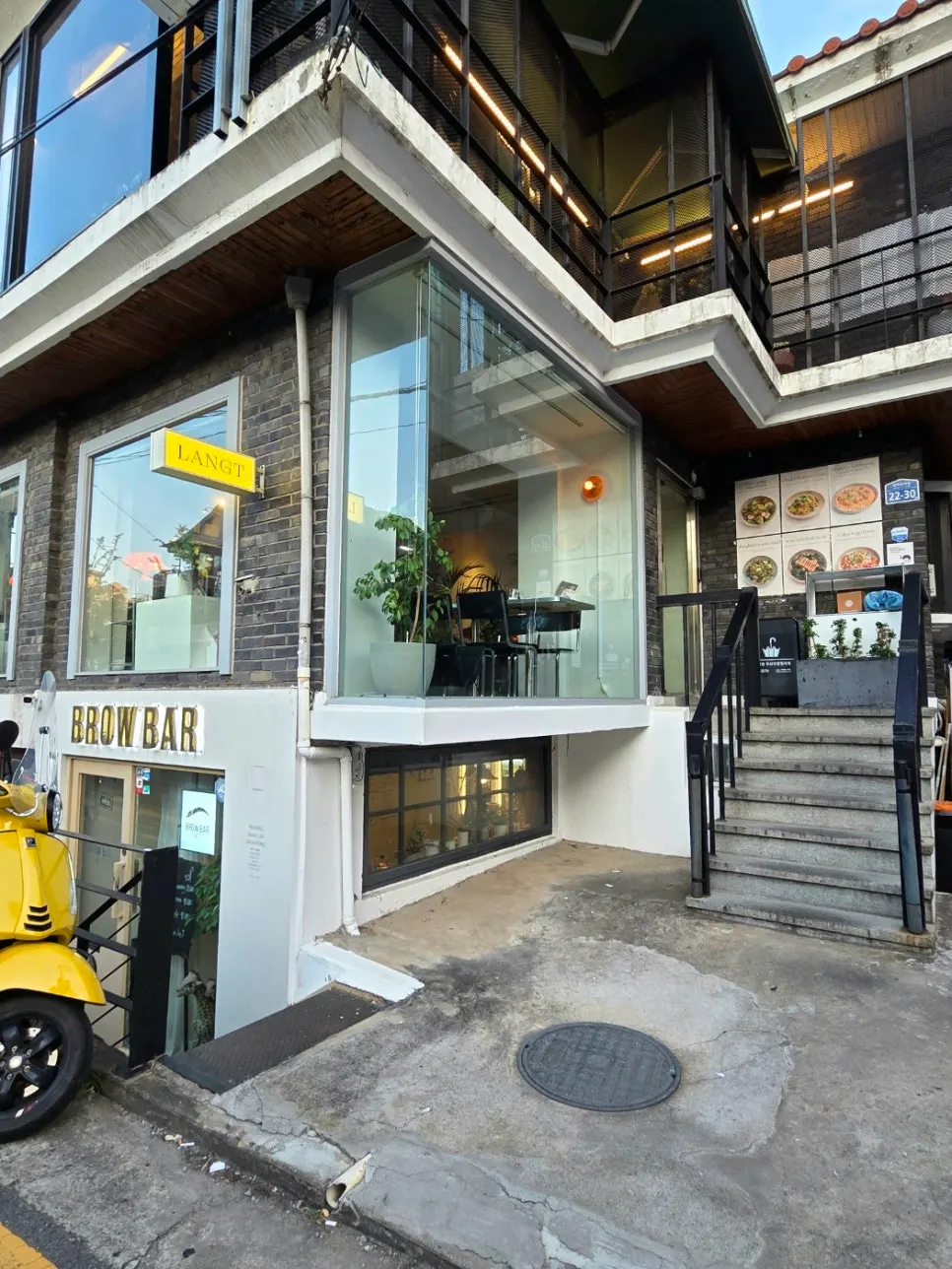 Lorong dan papan tanda menuju Rangteu Yeonnam