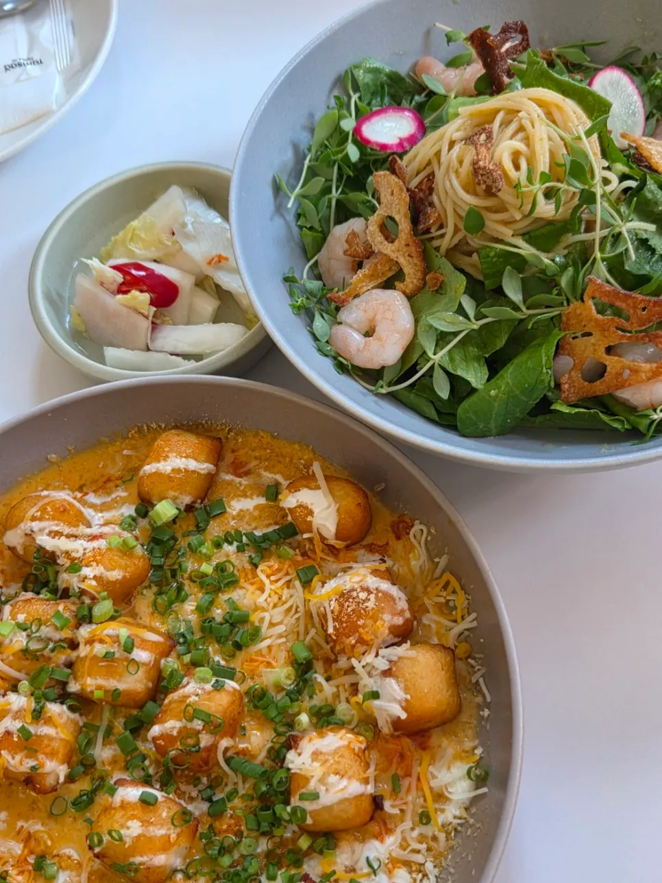 Hidangan gnocchi kentang dan pasta sayur musim bunga yuja