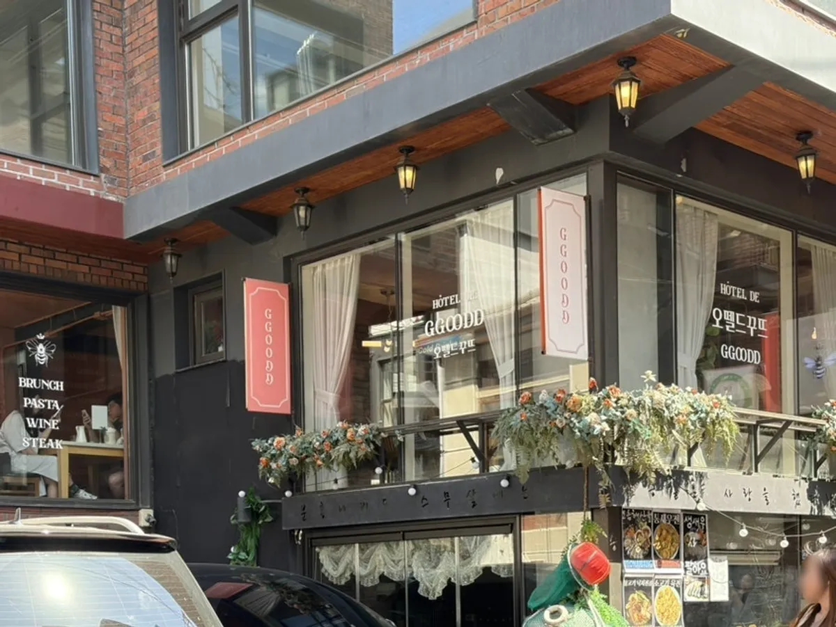 The alley walk to Hôtel de Couture along the Gyeongui Line Forest Park in Yeonnam-dong