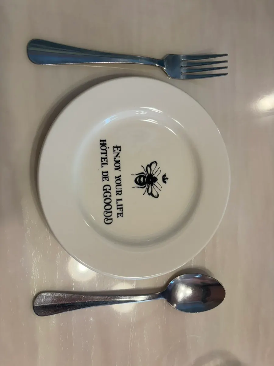 Clean dishware at Hôtel de Couture with no water stains