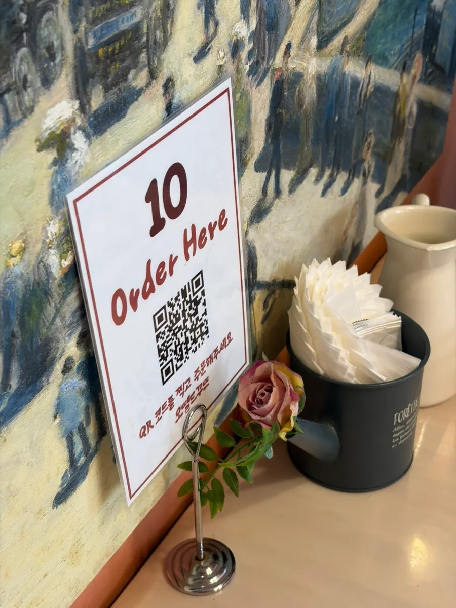 QR code ordering guide on the table at Hôtel de Couture