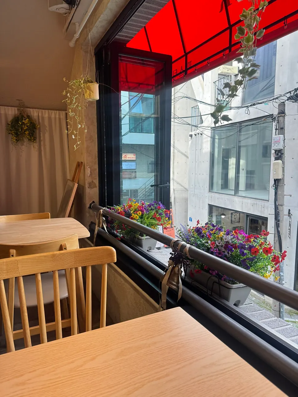 Pastiar window seat with open windows