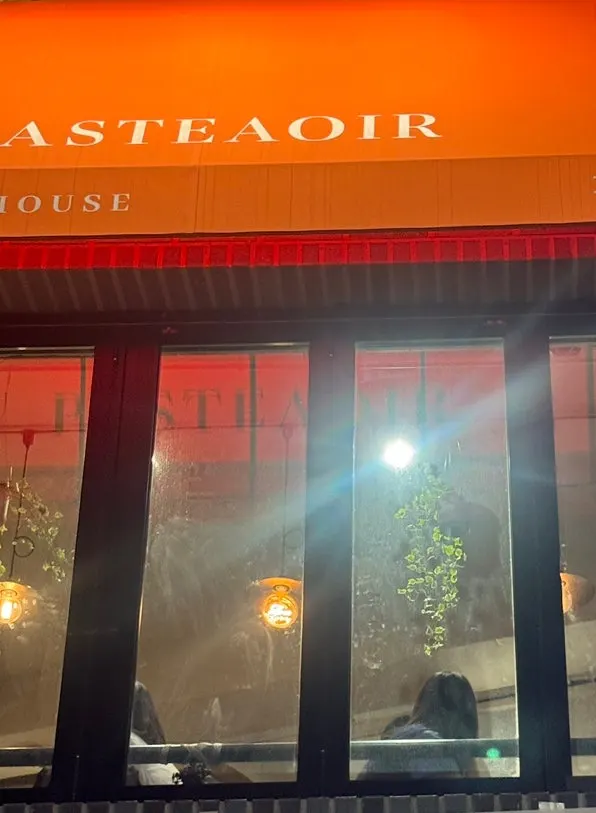 Exterior of the building where Pastiar is located and the alley view