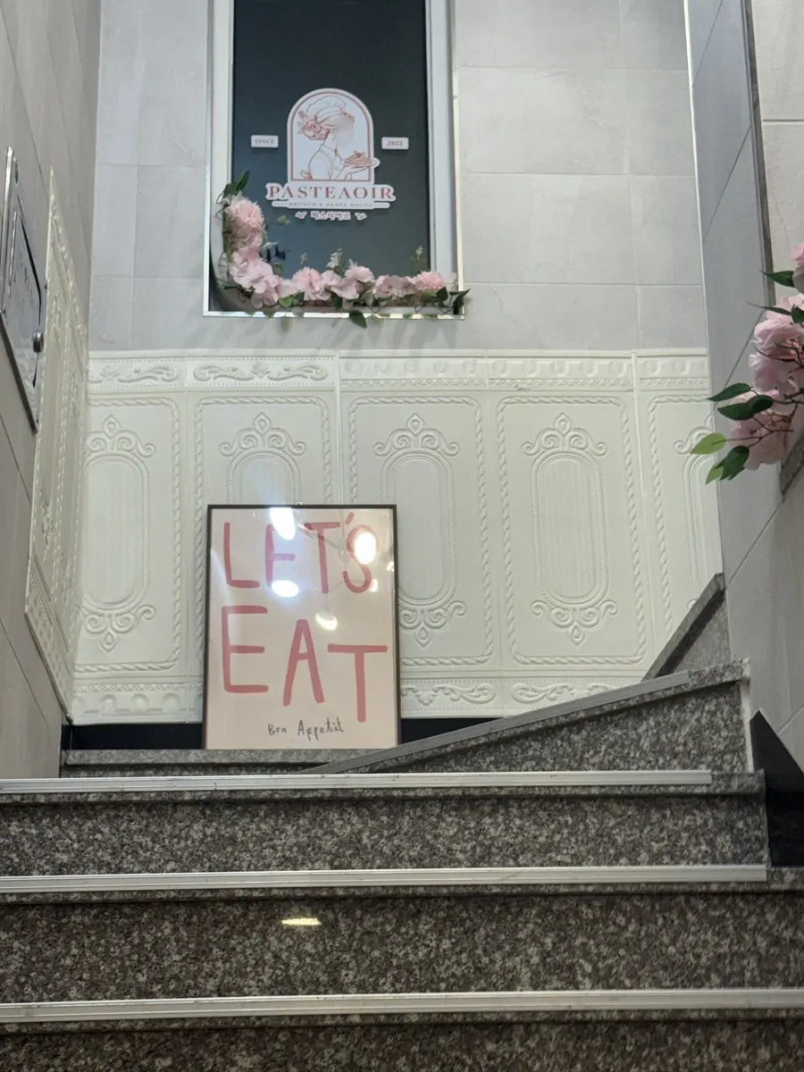 Sign guiding to Pastiar's 2nd-floor entrance
