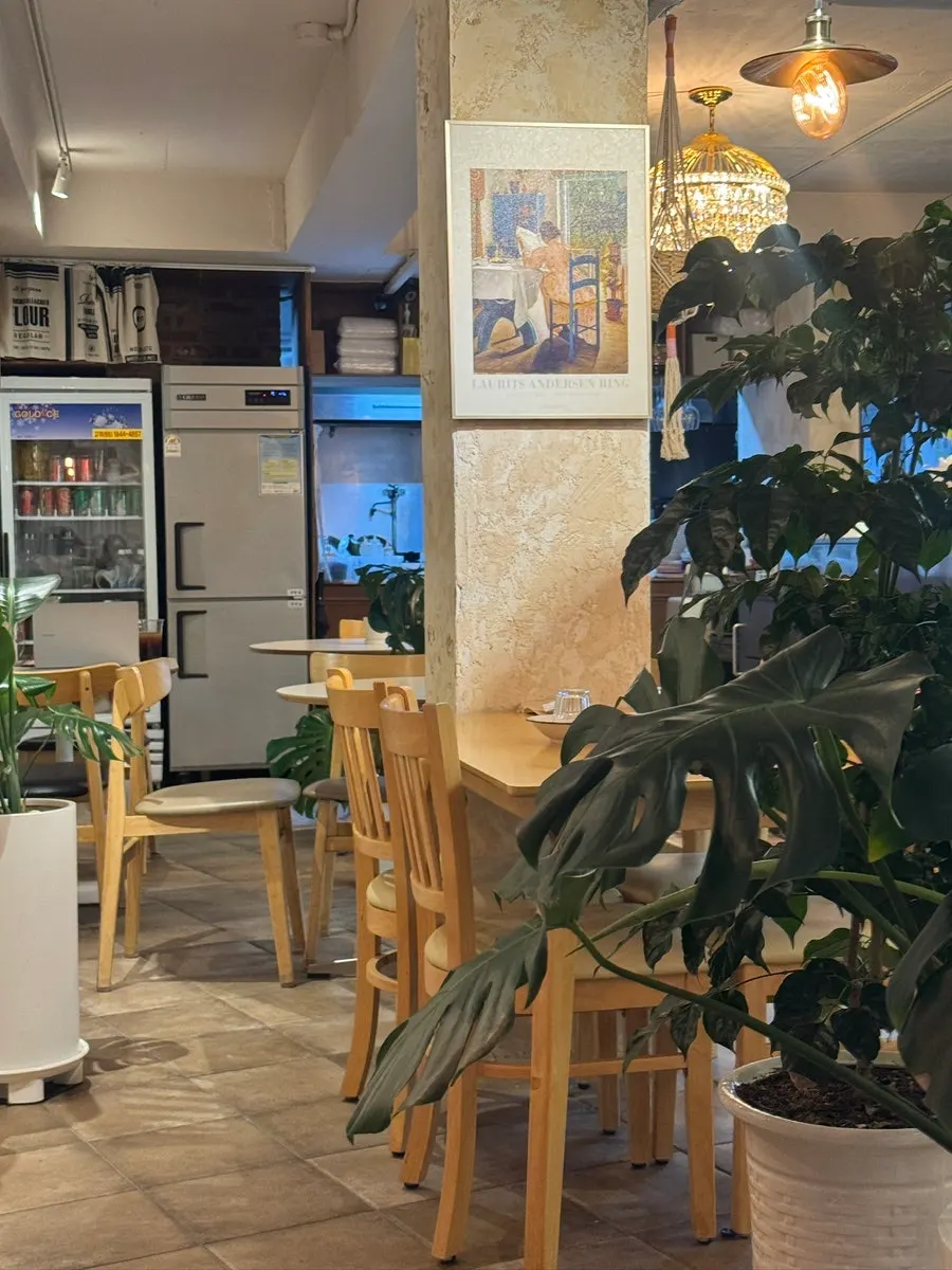 Interior and seating of Pastiar with its European sensibility
