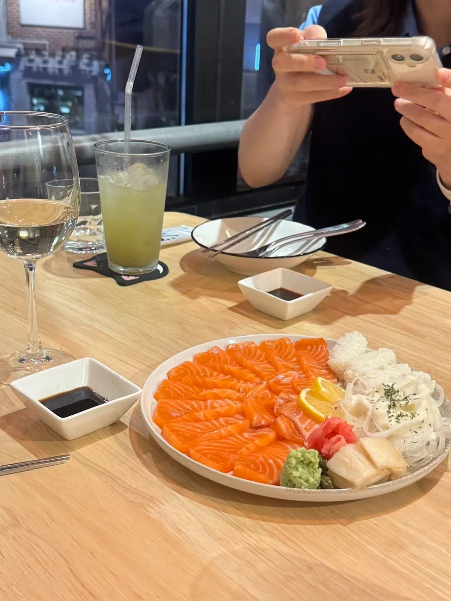 Side dishes served with the salmon plate