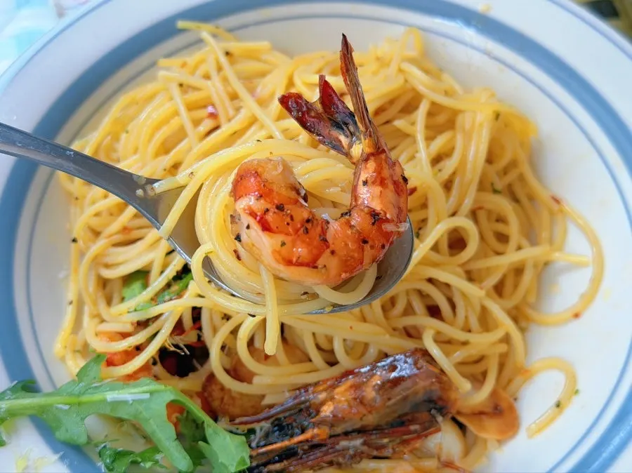 Pasta with shrimp and arugula