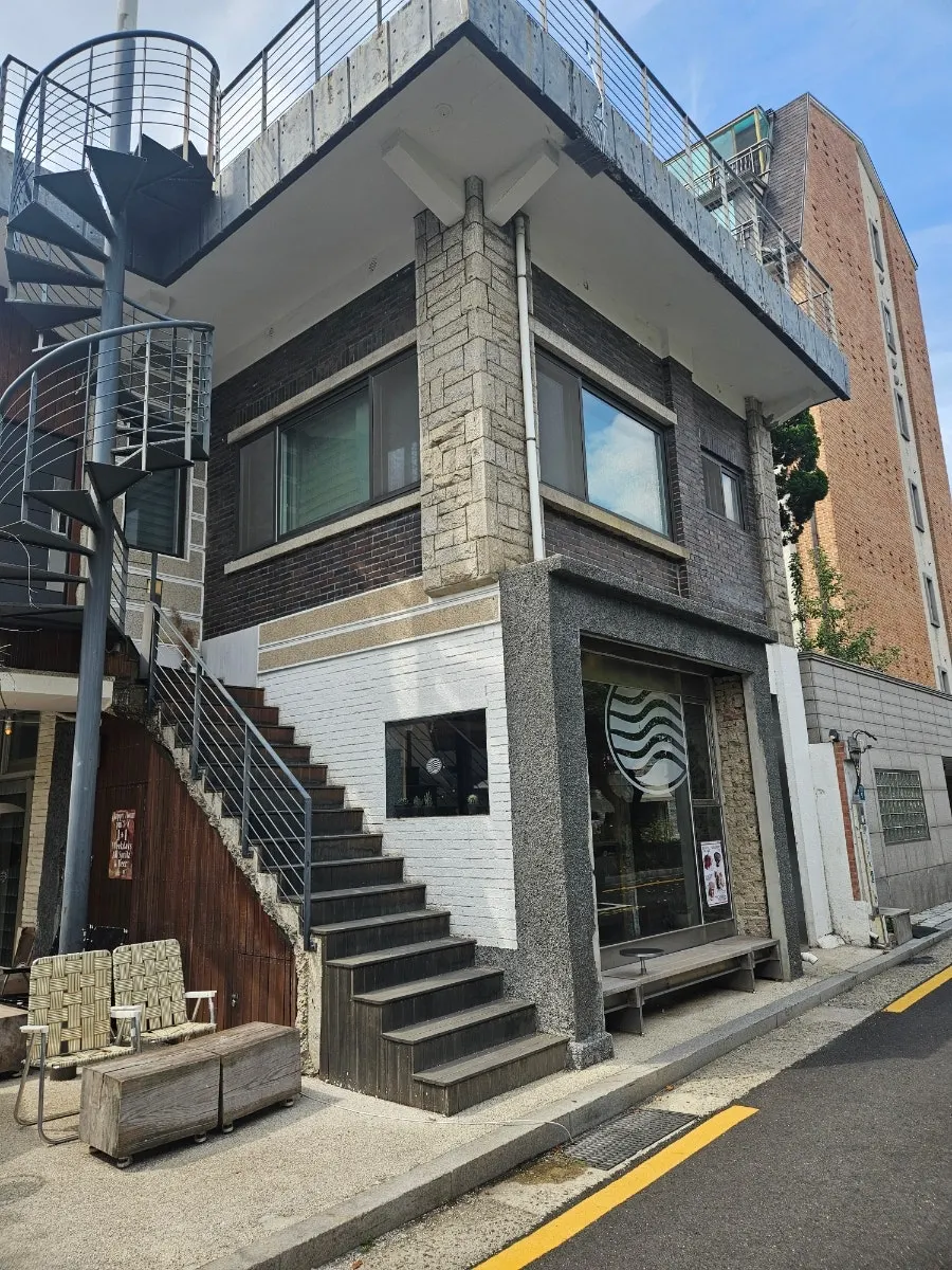 주택을 개조한 피프에스프레소바 건물