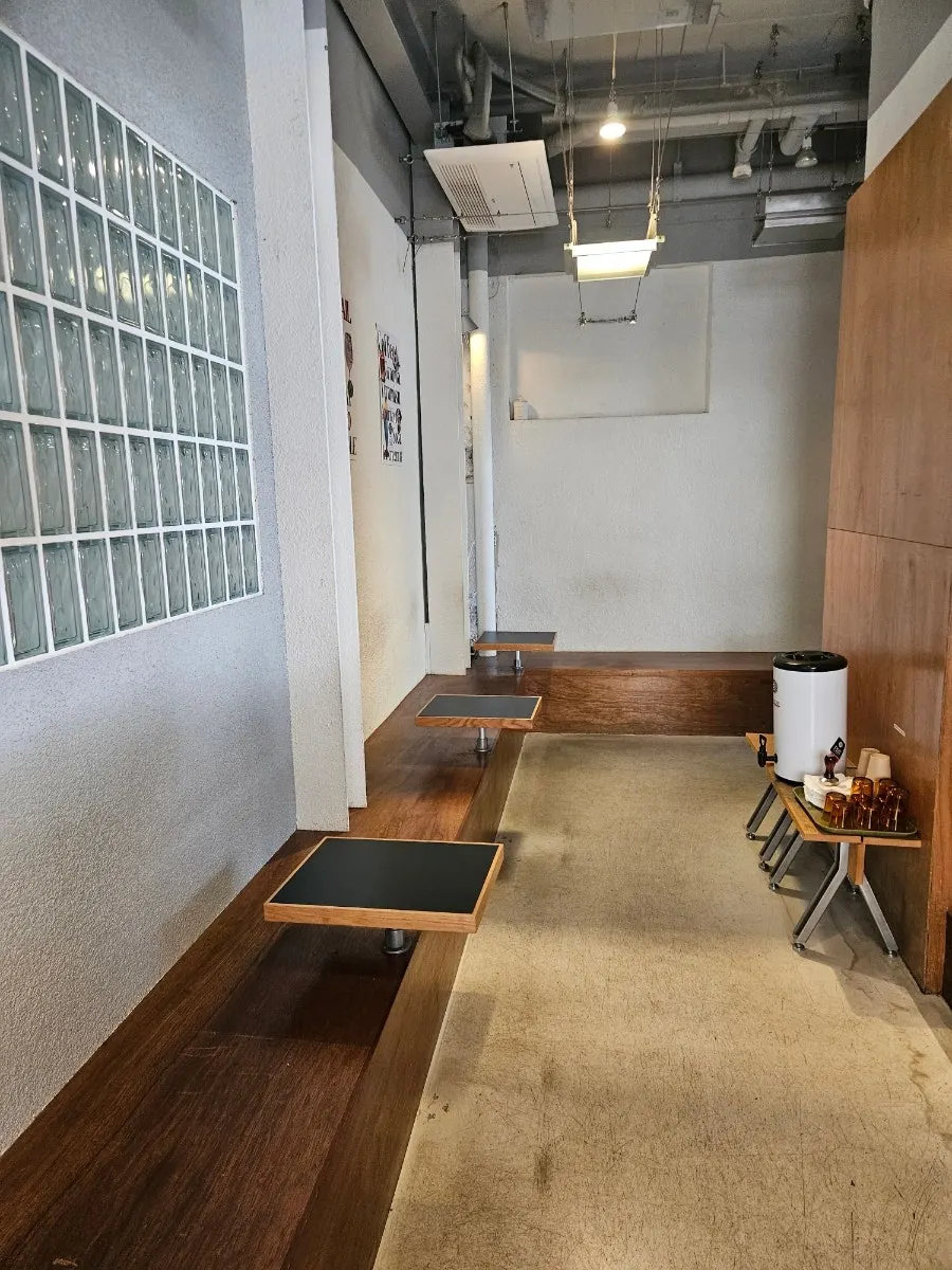 폴딩도어 옆 햇살 드는 자리