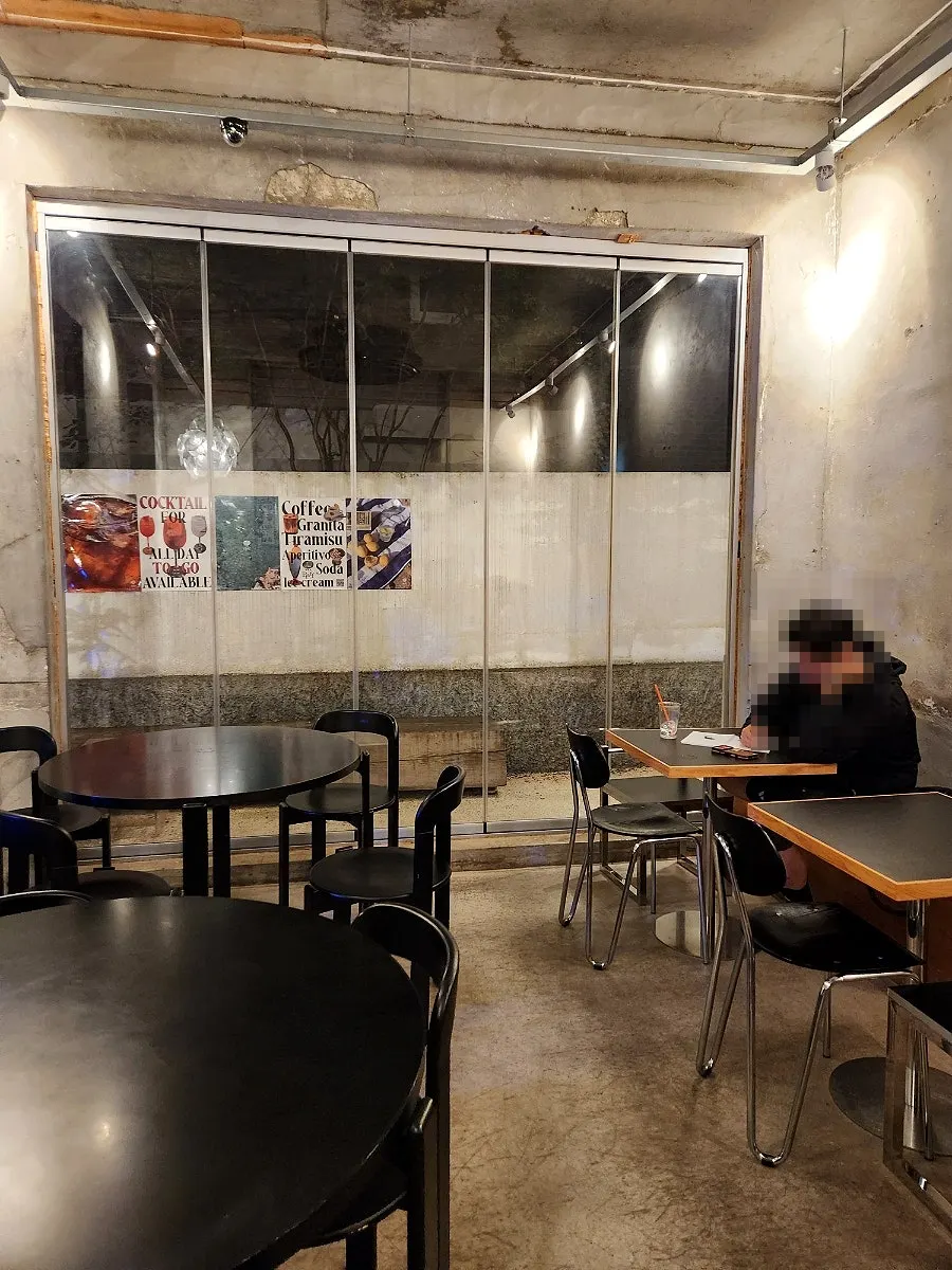 둘러보는 재미가 있는 카페 공간