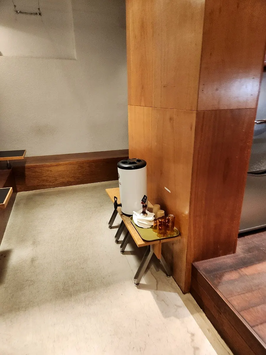여러 공간에 마련된 카페 좌석