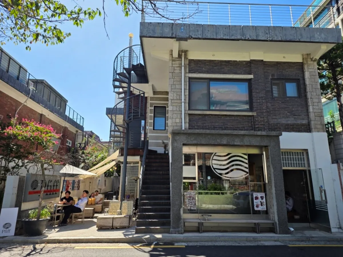 Exterior of Pip Espresso Bar, a café in Yeonnam-dong