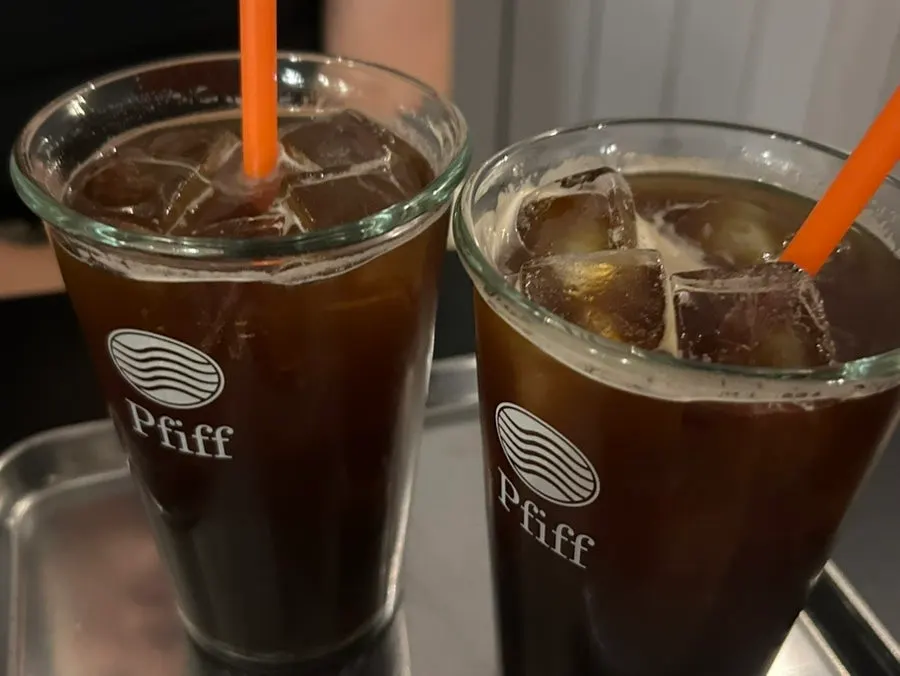 테이블 위 디카페인 아이스 아메리카노 두 잔