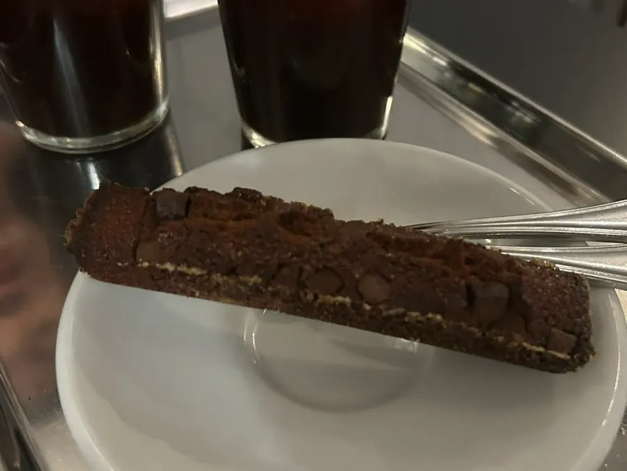 피프 로고 유리잔에 담긴 디카페인 아메리카노