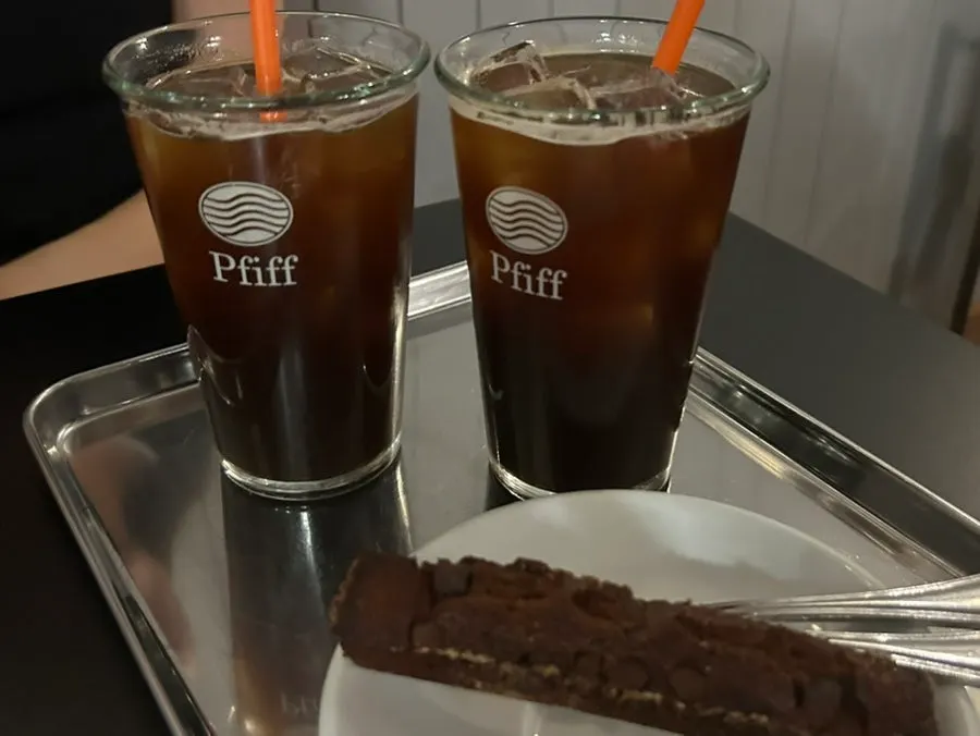 피프에스프레소바 테이블과 커피